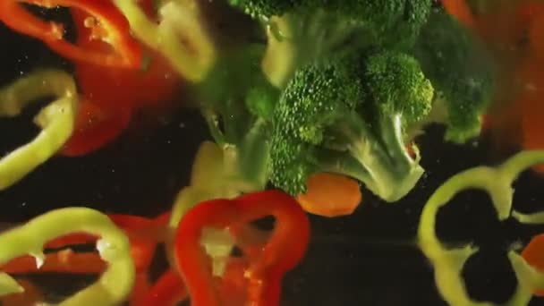 Hackad vitkål, morötter och paprika — Stockvideo