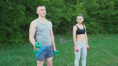 Bir halterle pratik Çift