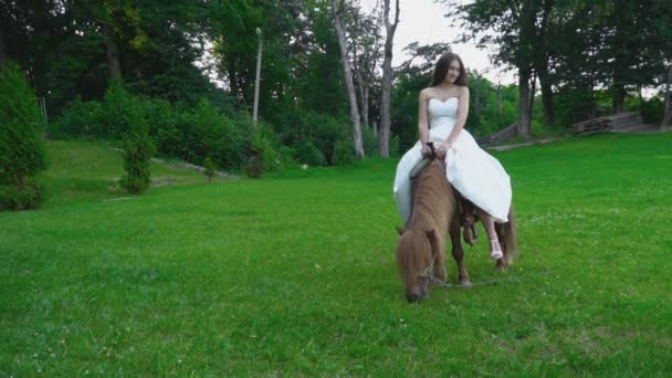 The girl is ride a pony — стоковое видео