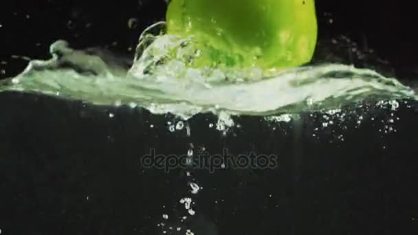 Zielony pieprz spada do wody — Wideo stockowe