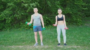 Bir halterle pratik Çift