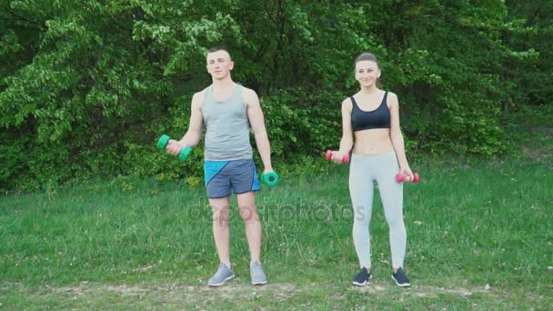 Paar oefenen met een halter — Stockvideo