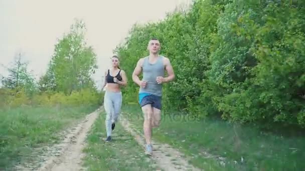 Kluk s dívkou běží — Stock video