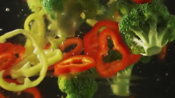 切碎的卷心菜, 胡萝卜和胡椒 — 图库视频影像