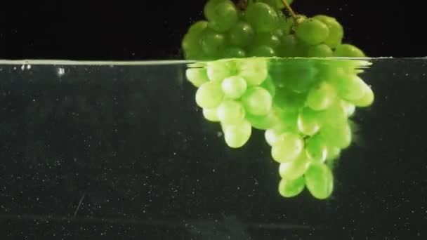 在水中的绿色葡萄 — 图库视频影像