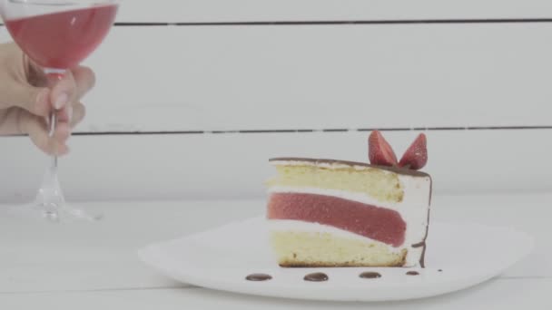 Pièce de gâteau sur la table — Video