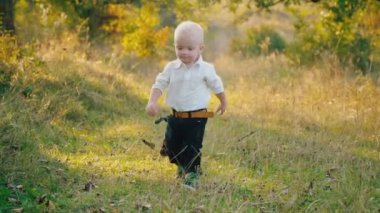 doğada küçük çocuk