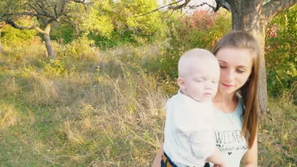 Mamá e hijo están caminando en la naturaleza — Vídeos de Stock