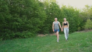 Çift elini kolunu sallaya ormanın dönüyor