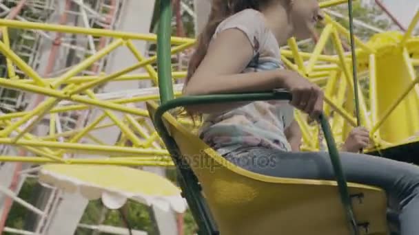 Maman et fille chevauchent le carrousel — Video