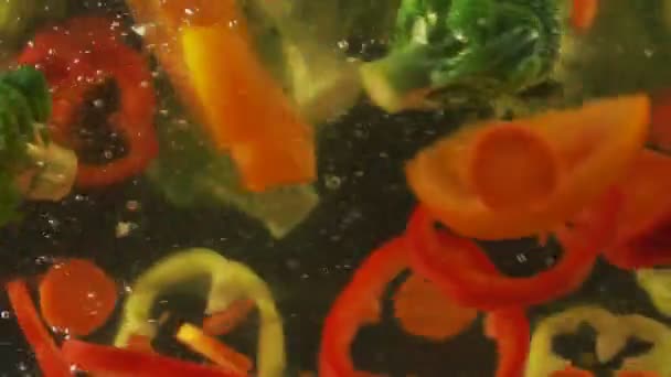 Posiekanej kapusty, marchewki i papryki — Wideo stockowe