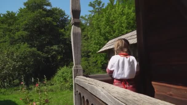 Slowmotion de 3-5 años niña rubia jugando y divirtiéndose al aire libre