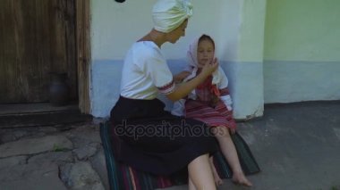 Anne ve kızı evin oturuyorsun