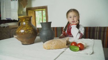 Çocuk masada oturuyor.