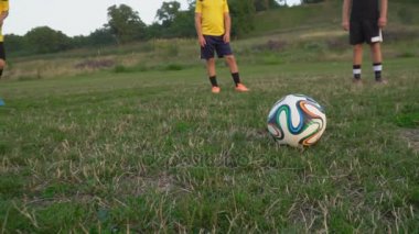 futbol sahasına topa