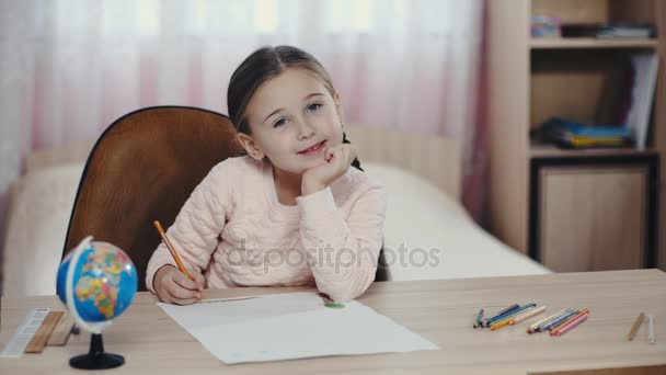 Das kleine Mädchen zeichnet etwas — Stockvideo
