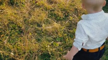 doğada küçük çocuk