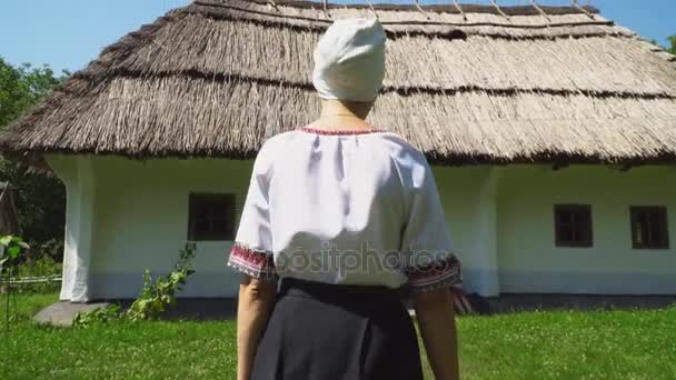 Mãe com sua filha perto da casa — Vídeo de Stock