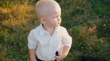 doğada küçük çocuk