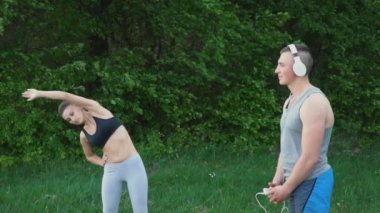 Bir ısınma ve kulaklıklar giyen bir adam kız