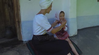 Anne ve kızı evin oturuyorsun