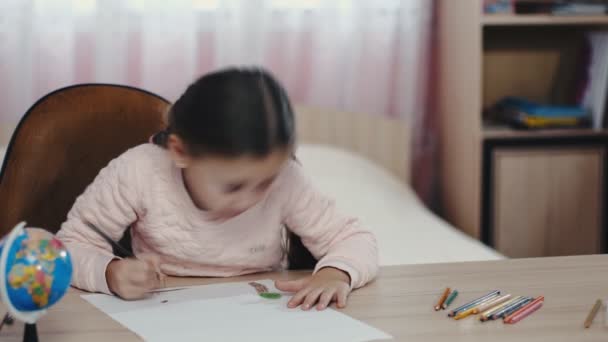 La niña dibuja algo — Vídeo de stock