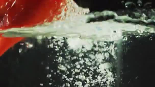Rode peper druppels in het water — Stockvideo