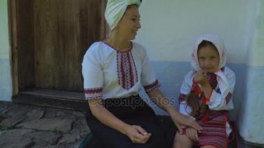 Anne ve kızı evin oturuyorsun
