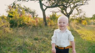 doğada küçük çocuk