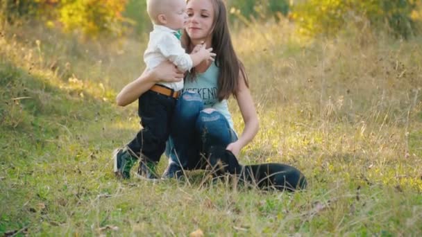 Mother with her son in the open air — Stock Video