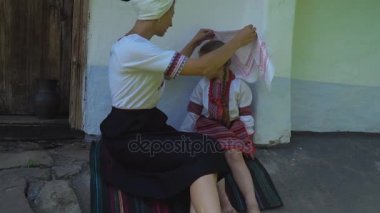Anne ve kızı evin oturuyorsun