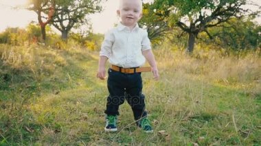 doğada küçük çocuk