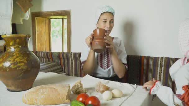 Mulher está bebendo leite — Vídeo de Stock