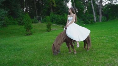 Kız bir midilli sürme