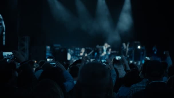 Взгляд аудитории на рок-концерт — стоковое видео