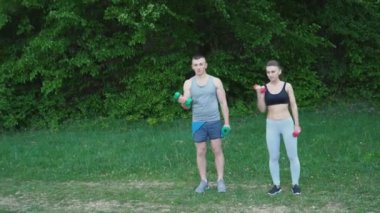 Bir halterle pratik Çift