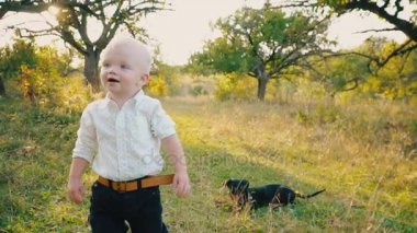 doğada küçük çocuk