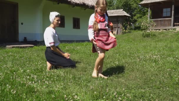 Mãe e filha falando — Vídeo de Stock