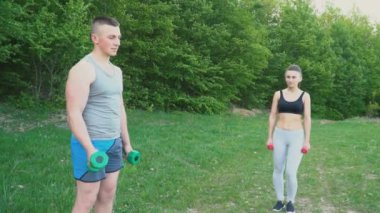 Bir halterle pratik Çift