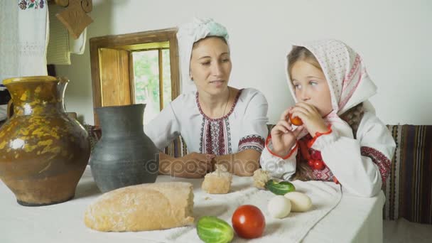 Mutter und Tochter sitzen am Tisch — Stockvideo