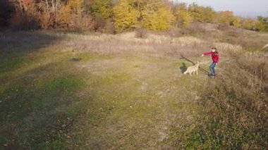açık havada bir köpekle kadın