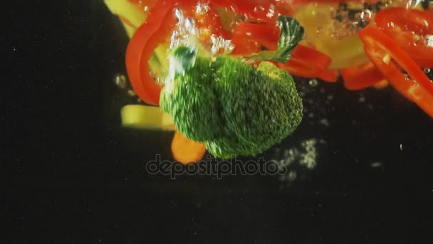 Nakrájené zelí, mrkve a papriky — Stock video