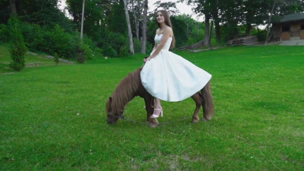 La fille monte un poney — Video