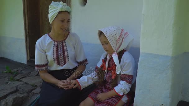 Matka i córka siedzi w pobliżu domu — Wideo stockowe