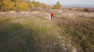 açık havada bir köpekle kadın