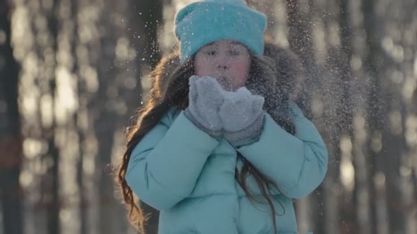 Menina brincando com neve — Vídeo de Stock