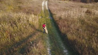 açık havada bir köpekle kadın