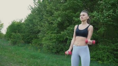 Kız bir halterle egzersiz