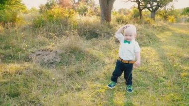 doğada küçük çocuk