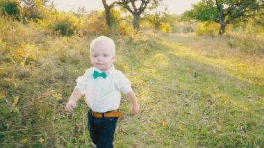 doğada küçük çocuk